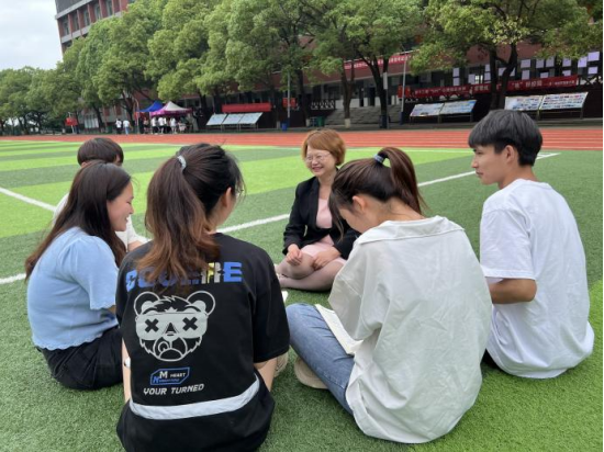 (旷健玲与学生。以上图片均由通讯员提供)