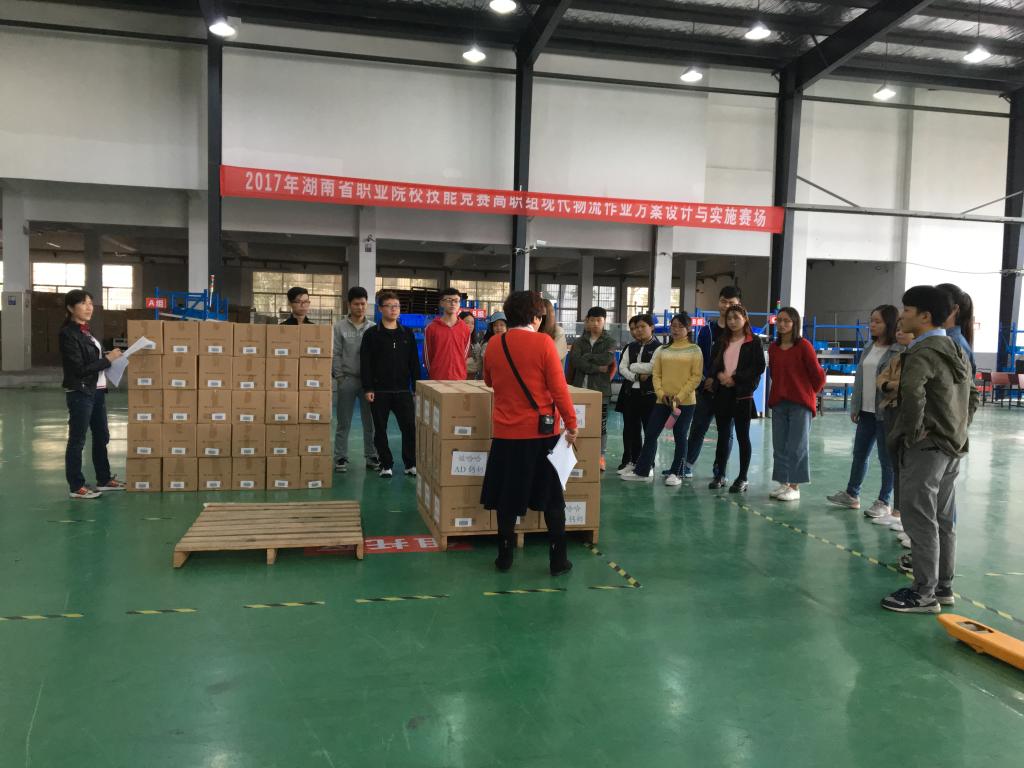贺嵘老师为物管(教改)1501班学生上课 贺嵘老师为物管(教改)1501班学生上课