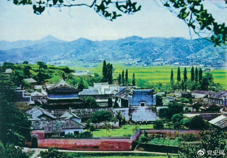 1927年9月19日,毛泽东在浏阳文家市里仁学校召开前敌委员会会议,经过激烈争论,决定放弃攻打长沙的计划,改向敌人统治力量薄弱的湘赣边界的山区进军。图为文家市里仁学校旧址。